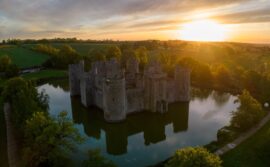 מהו “חפיר” כלכלי ולמה הוא כל-כך חשוב בבחירת חברה להשקעה?